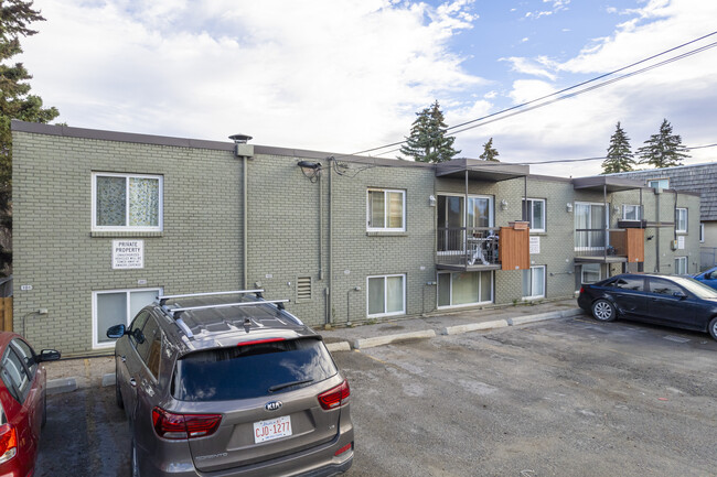 4127 Bow Trl SW in Calgary, AB - Building Photo - Building Photo