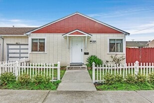 207 Forest Ln in San Bruno, CA - Building Photo