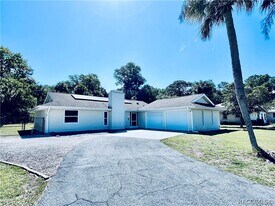 801 N Country Club Dr in Crystal River, FL - Building Photo