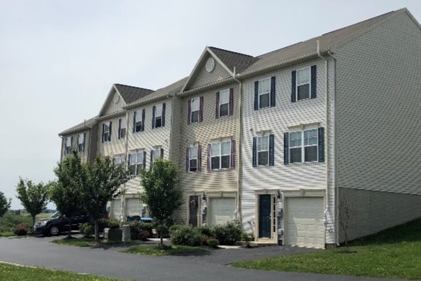 Indigo Pointe Townhomes in Red Lion, PA - Foto de edificio