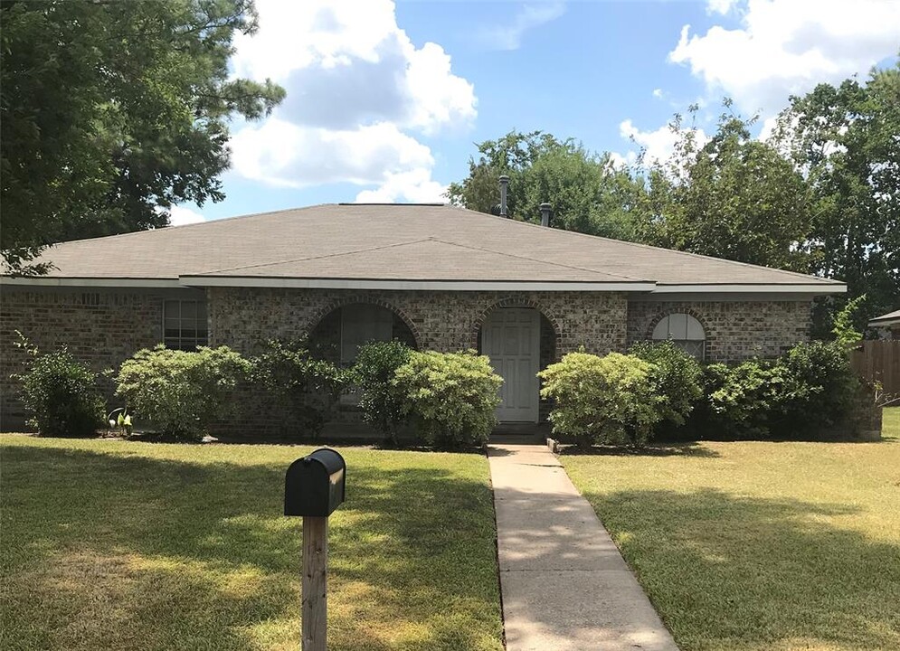 930 Overland St in Stafford, TX - Building Photo