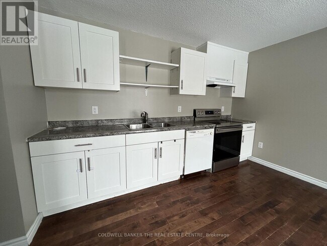 11 Chaucer Crescent in Barrie, ON - Building Photo - Building Photo