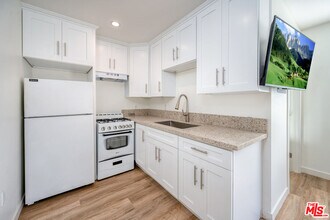 4725 W 18th St in Los Angeles, CA - Building Photo - Building Photo