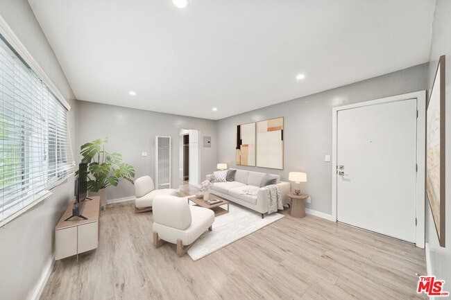 252 S New Hampshire Ave in Los Angeles, CA - Foto de edificio - Building Photo