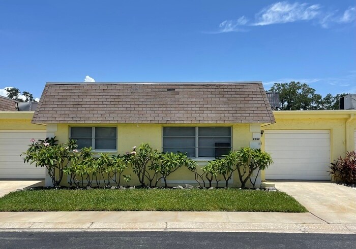 7057 Versailles in Pinellas Park, FL - Building Photo