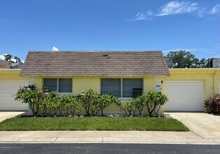 7057 Versailles in Pinellas Park, FL - Foto de edificio - Building Photo