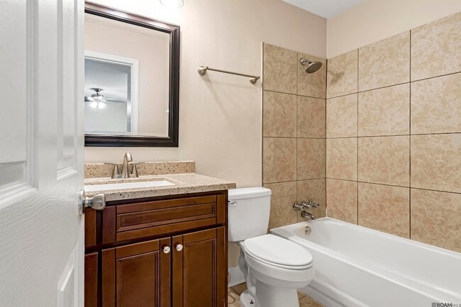 1066 Manson Dr, Unit Apt D in Baton Rouge, LA - Foto de edificio - Building Photo