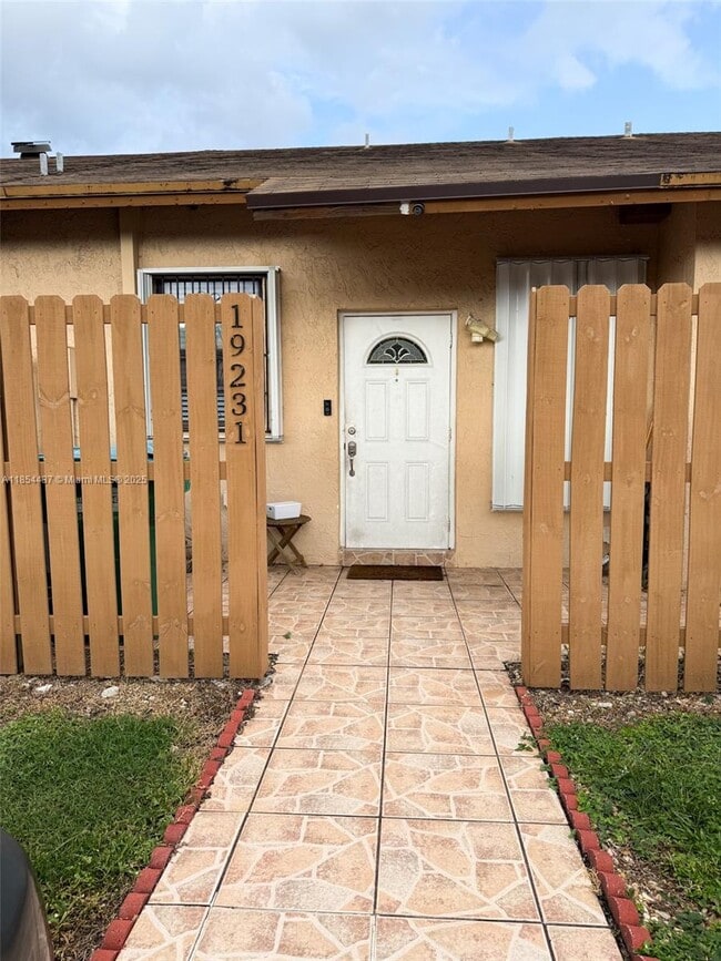 19231 NW 67th Pl in Hialeah, FL - Building Photo - Building Photo