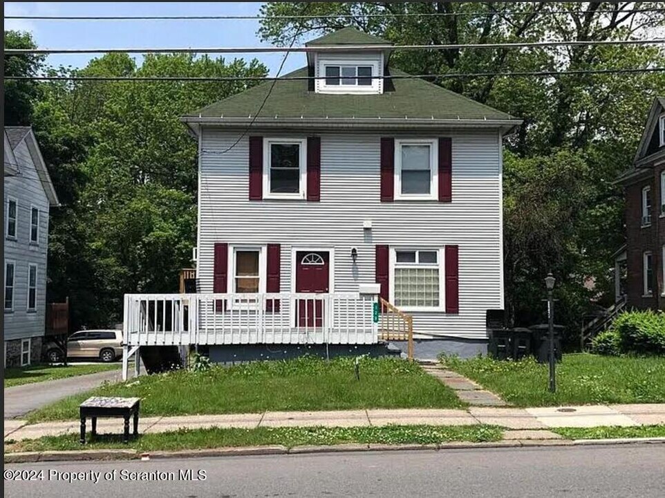 120 Ridgeway St in East Stroudsburg, PA - Building Photo