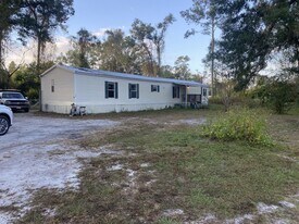 28 Patricia Ln in Crawfordville, FL - Building Photo