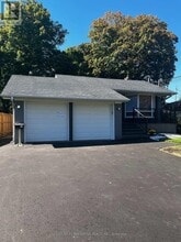 132 Meadowbank Rd in Toronto, ON - Building Photo - Building Photo