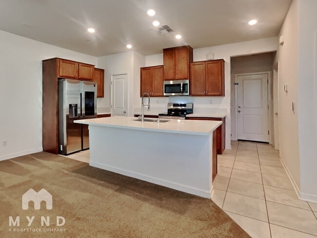 5301 E Commerce Way in Sacramento, CA - Foto de edificio - Building Photo