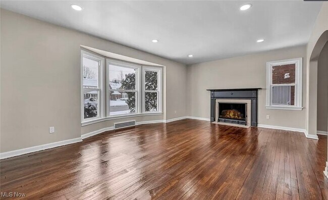 13614 Cedar Rd in University Heights, OH - Building Photo - Building Photo