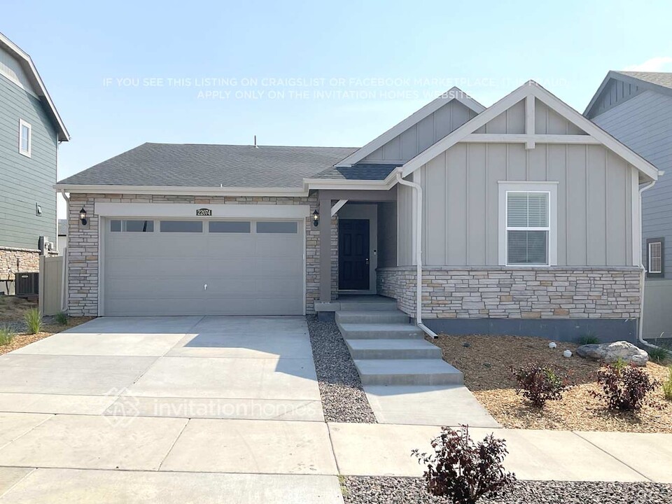22074 E 39th Ave in Aurora, CO - Building Photo