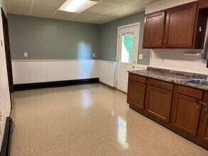 7606 Thompson Sharpsville Rd NE, Unit B in Burghill, OH - Foto de edificio - Building Photo