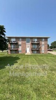 321 Chestnut St in Hickman, NE - Building Photo