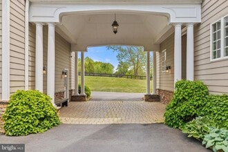 23533 Light Horse Ct in Middleburg, VA - Foto de edificio - Building Photo