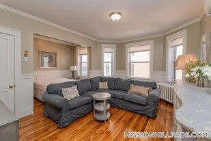 49 Worthington St, Unit 7 in Boston, MA - Building Photo