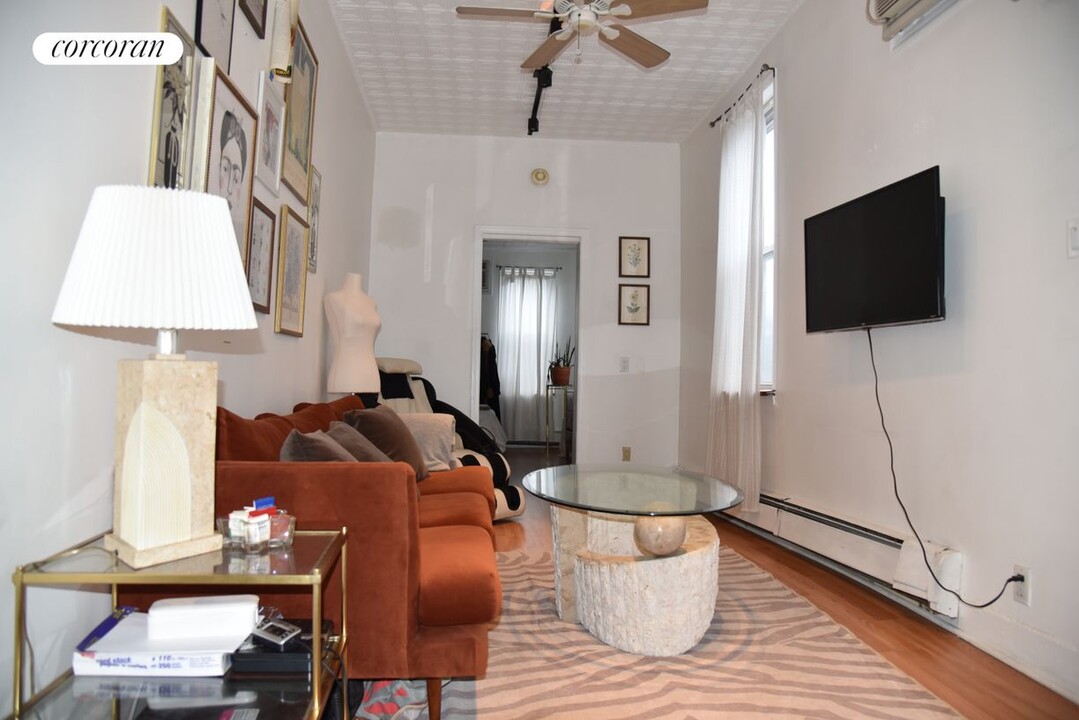 393 Manhattan Ave in Brooklyn, NY - Building Photo