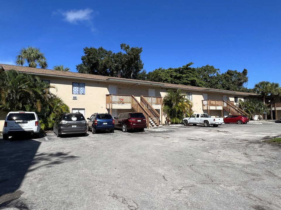 824 Alderman St in Ft. Myers, FL - Building Photo