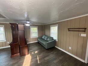 2210 Broadway St, Unit Garage apartment in Beaumont, TX - Foto de edificio - Building Photo