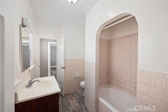 845 W 75th St-Unit -847 1/2 in Los Angeles, CA - Foto de edificio - Building Photo