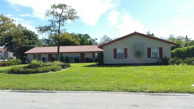 8700 W Sample Rd in Coral Springs, FL - Foto de edificio - Building Photo