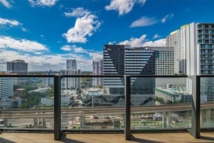 88 SW 7th St, Unit 1004 in Miami, FL - Building Photo