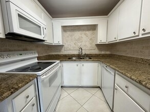 5961 N Falls Cir Dr in Lauderhill, FL - Foto de edificio - Building Photo