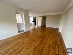 GRAND CENTRAL PARKWAY, Unit 3B in Queens, NY - Foto de edificio - Building Photo