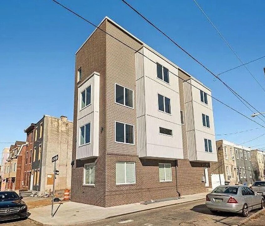 623 N 36th St-Unit -Unit 2 in Philadelphia, PA - Building Photo