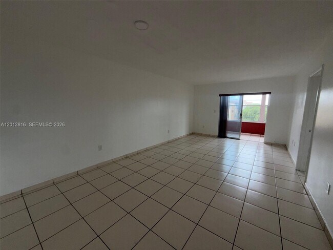 120 Royal Palm Rd in Hialeah, FL - Foto de edificio - Building Photo