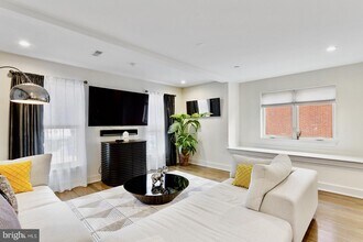 2536 W Girard Ave, Unit B in Philadelphia, PA - Building Photo - Building Photo