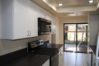 5821 Portobelo Ct in San Diego, CA - Foto de edificio - Building Photo