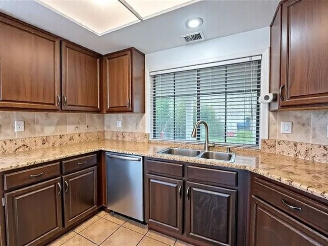 21602 Bedford Way in Santa Clarita, CA - Foto de edificio - Building Photo