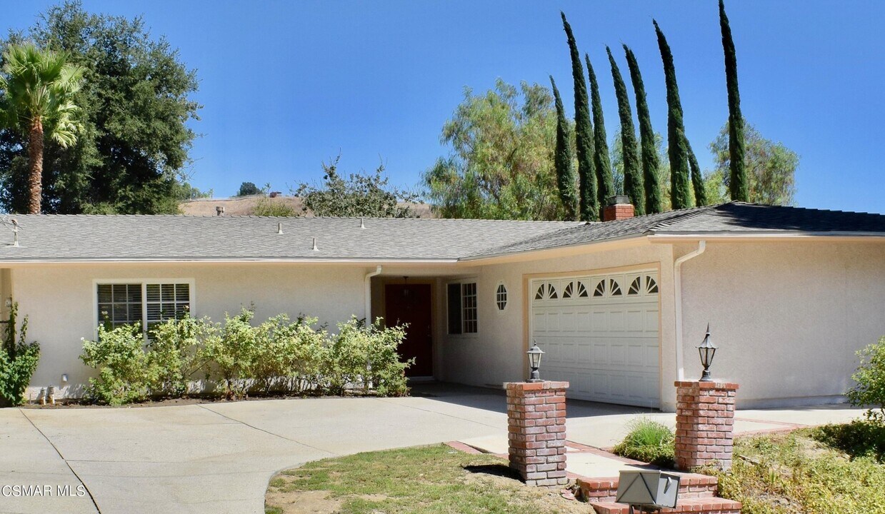 26033 Adamor Rd in Calabasas, CA - Building Photo