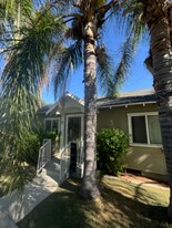 2115 N Raymond Ave in Altadena, CA - Building Photo