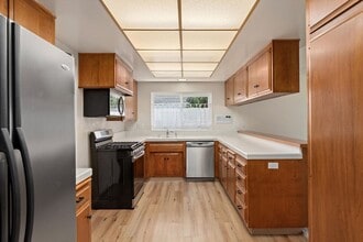 1304 San Julian Dr in San Marcos, CA - Foto de edificio - Building Photo