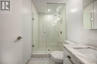 2221 Yonge St in Toronto, ON - Building Photo - Building Photo