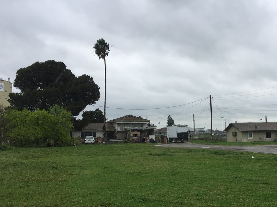 11379 S Harlan Rd in Lathrop, CA - Building Photo