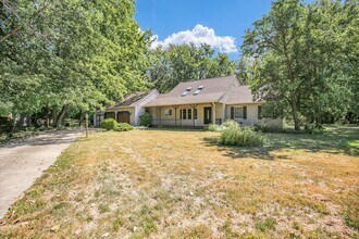 1705 Lake Shore Dr in Mahomet, IL - Building Photo - Building Photo