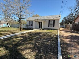 619 E Donegan St in Seguin, TX - Building Photo