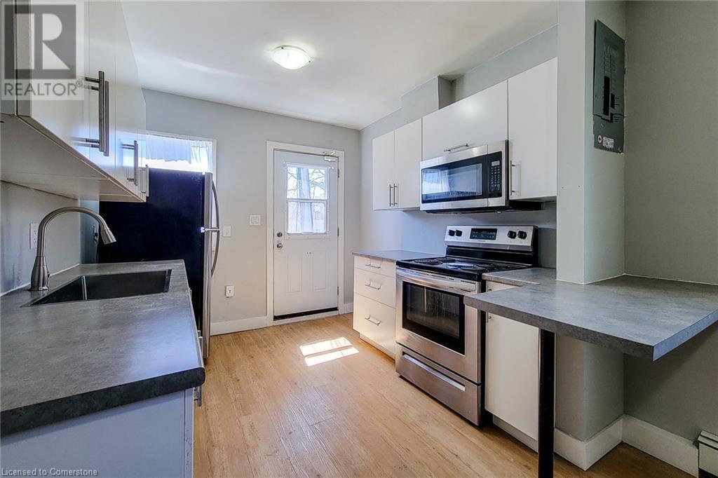 304 Barton St E in Hamilton, ON - Building Photo