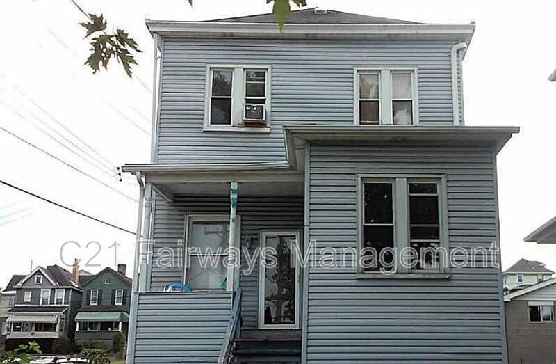 300 N 4th St in Clairton, PA - Building Photo