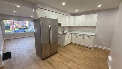 4837 Hull St, Unit 1E in Skokie, IL - Building Photo - Building Photo