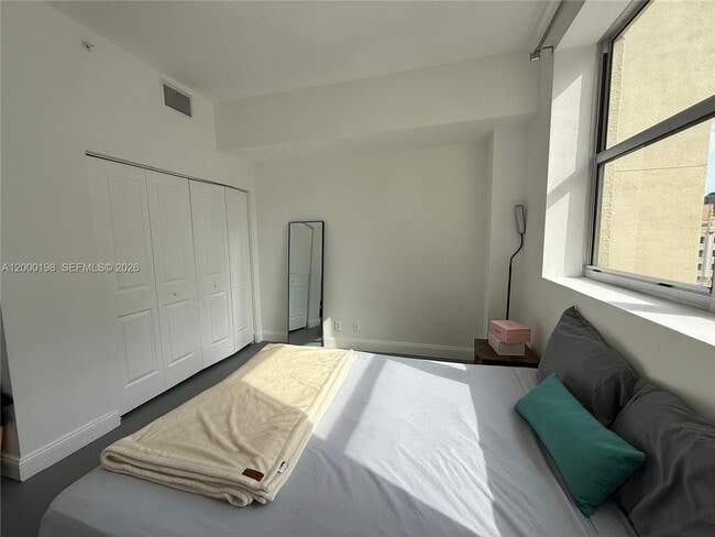 111 E Flagler St, Unit 707 in Miami, FL - Foto de edificio - Building Photo