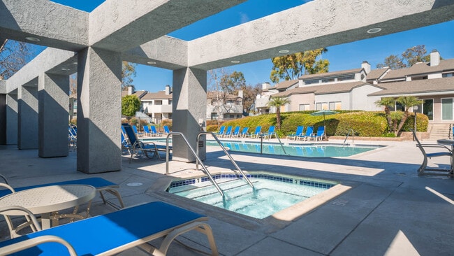 Villa Solana in Laguna Hills, CA - Foto de edificio - Building Photo