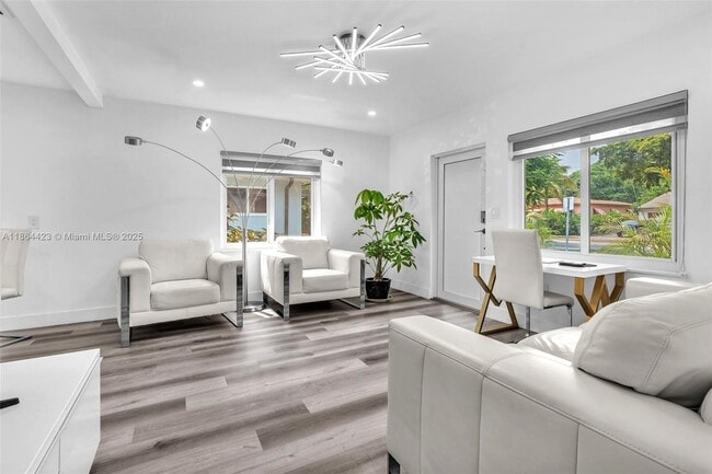 886 NE 134th St in North Miami, FL - Foto de edificio - Building Photo