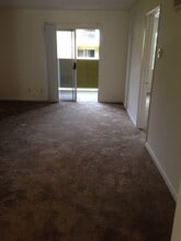 7405 Charmant Dr-Unit -UNIT 2227 in San Diego, CA - Foto de edificio - Building Photo