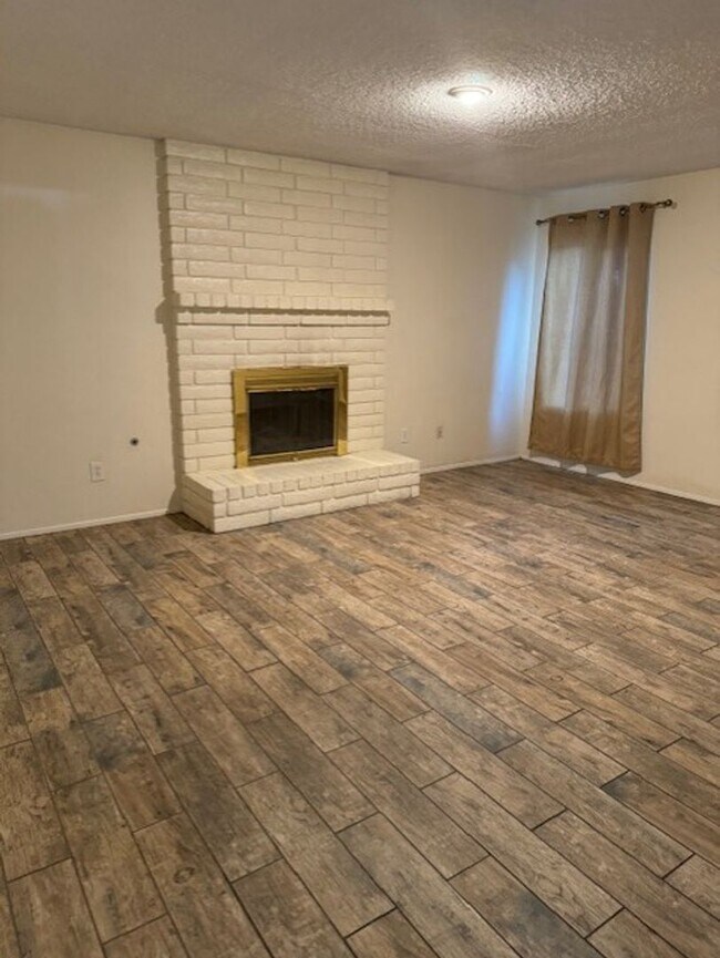 409 Quailridge Rd-Unit -Unit B in Bakersfield, CA - Foto de edificio - Building Photo